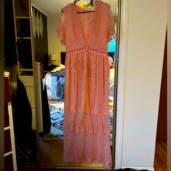 Pink lace plunge dress - Picture 2 of 2
